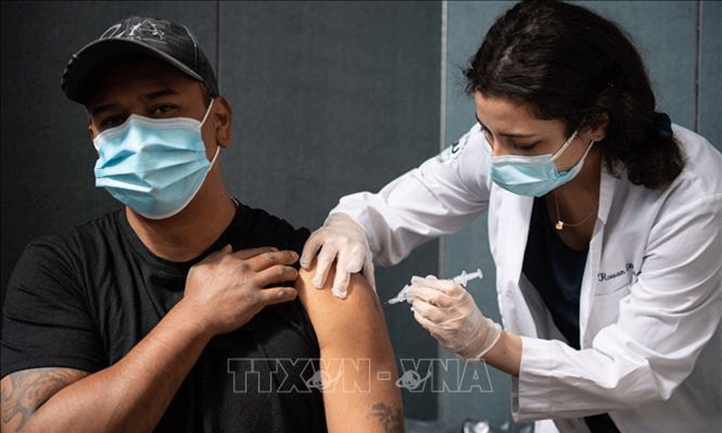 Nhân viên y tế tiêm vaccine phòng COVID-19 cho người dân tại New York, Mỹ. Ảnh: AFP/TTXVN