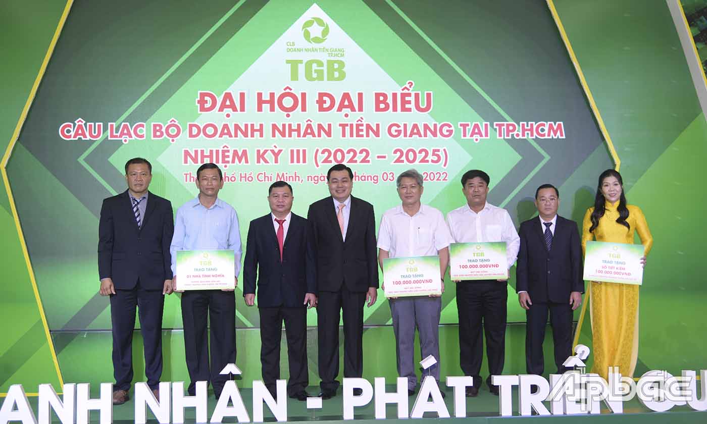 Đại diện TGB trao biểu trưng hỗ trợ học bổng và xây dựng nhà tình nghĩa hướng về quê nhà.