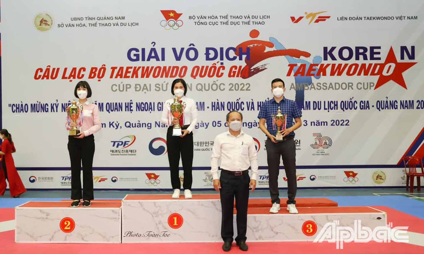 Đại diện Ban Huấn luyện Đội Taekwondo Tiền Giang (ở giữa)  nhận Cup Giải Nhất nội dung đối kháng nữ.