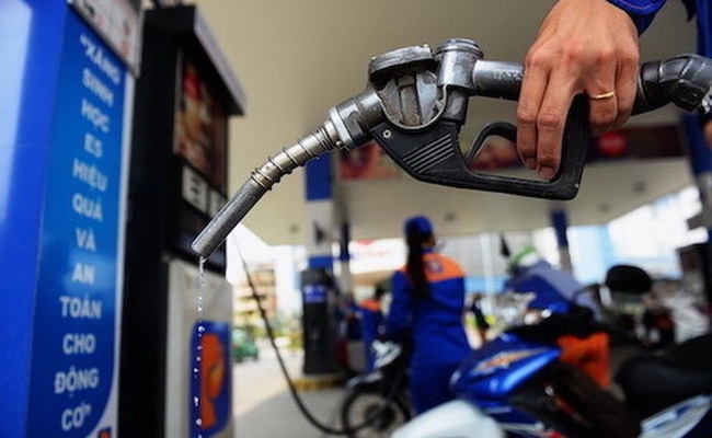 Gov’t approves draft resolution on environmental protection tax on petrol.