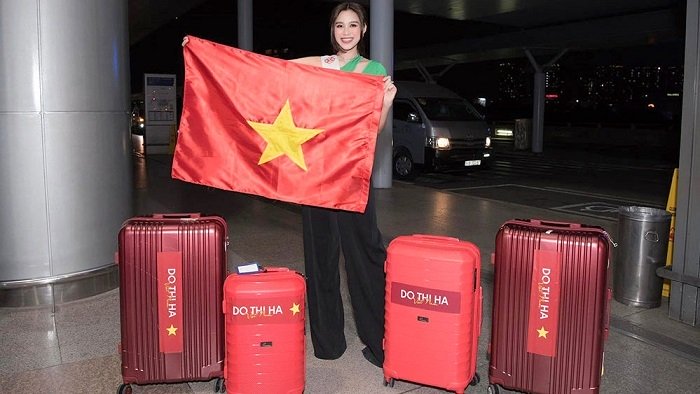 Do Thi Ha at Tan Son Nhat Airport before departing for grand finale of Miss World 2021 (Photo courtesy of Do Thi Ha).