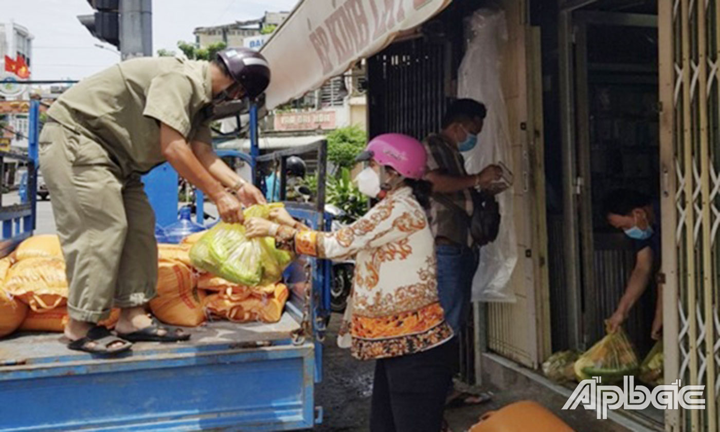 Anh Long cùng các thành viên trong Ban BVDP phường 1 và các mạnh thường quân tổ chức phát miễn phí rau, củ, thực phẩm thiết yếu cho người dân phường 1 trong mùa dịch.