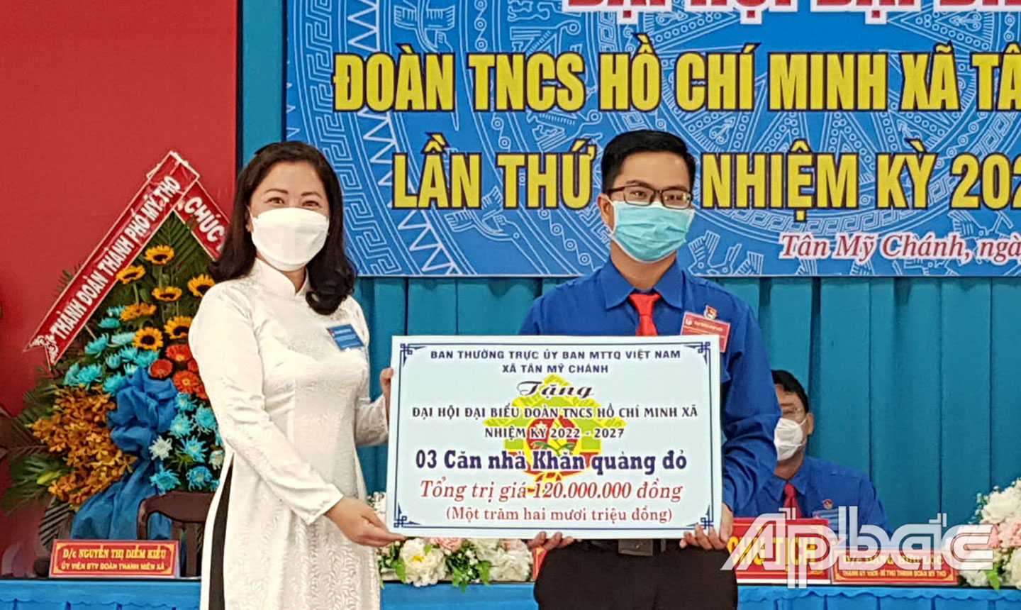 Chủ tịch Ủy ban MTTQ xã Tân Mỹ Chánh Lê Thị Thùy Linh trao Bảng tượng trưng hỗ trợ 120 triệu đồng cho Xã đoàn thực hiện 3 căn nhà “Khăn quàng đỏ”  cho học sinh nghèo hiếu học.