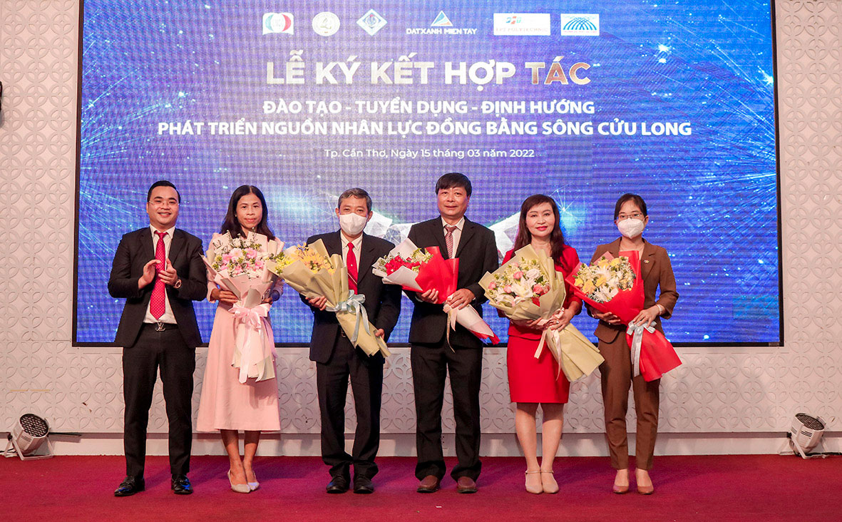 Đại diện lãnh đạo các trường đại học, cao đẳng nhận hoa cám ơn từ CEO Dương Quốc Thủy.