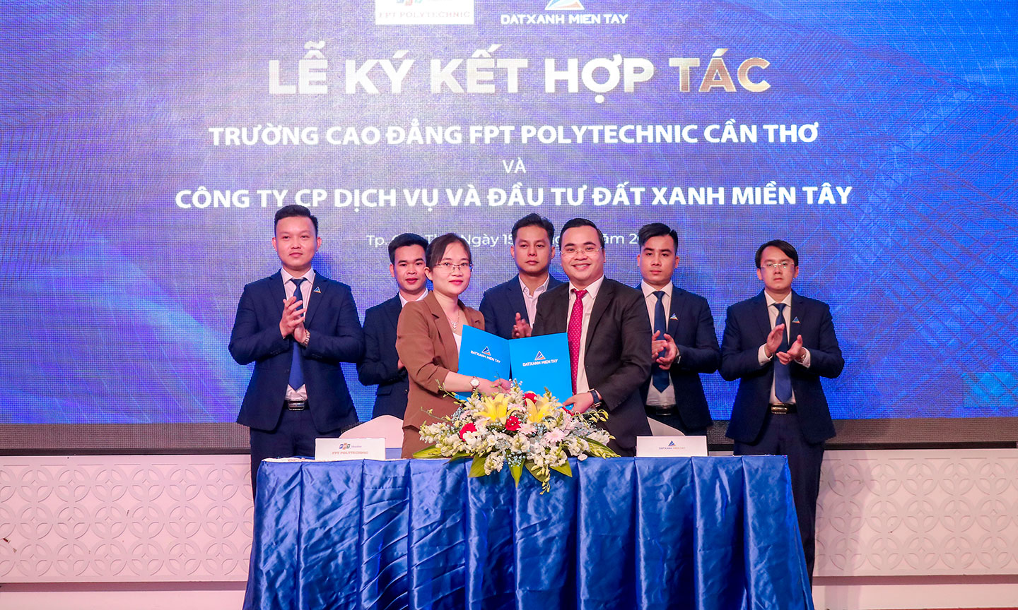 Đại diện Đất Xanh Miền Tây ký kết với đại diện Trường Cao Đẳng FPT Polytechnic Cần Thơ.