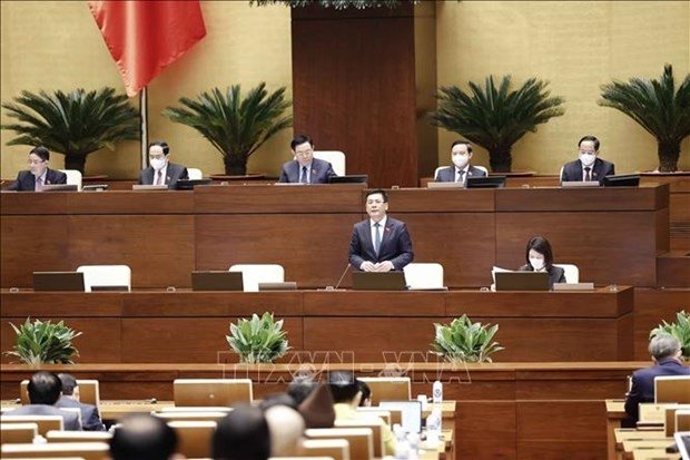 Minister of Industry and Trade Nguyen Hong Dien (standing) at the NA Standing Committee’s question-and-answer session on March 16. (Photo: VNA).