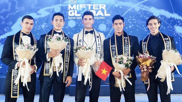 Danh Chieu Linh (fourth from left) named first runner-up at Mister Global 2022 (Photo: Mister Global).