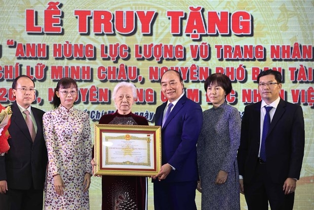 President Nguyen Xuan Phuc attends a ceremony to posthumously present the title of ‘Hero of the People’s Armed Force’ to Former General Director of the State Bank of Vietnam Lu Minh Chau in Ho Chi Minh City on March 16 (Photo: VNA).