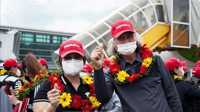 A couple of Korean tourists excited to become the first international guests to Phu Quoc after the COVID-19 epidemic. (Photo:VNA).