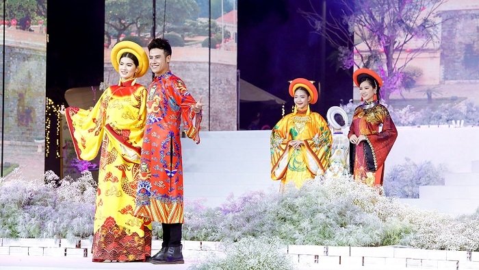 (Source: NDO)  Ao Dai creations by designer Viet Hung introduced at Ho Chi Minh City Ao Dai Festival 2022 (Photo courtesy of designer Viet Hung).