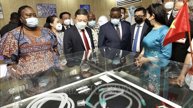 President of Sierra Leone Julius Maada Bio (front, third from right) visits the United Healthcare Medical Devices Factory JSC in the Saigon Hi-Tech Park on March 19. (Photo: VNA).