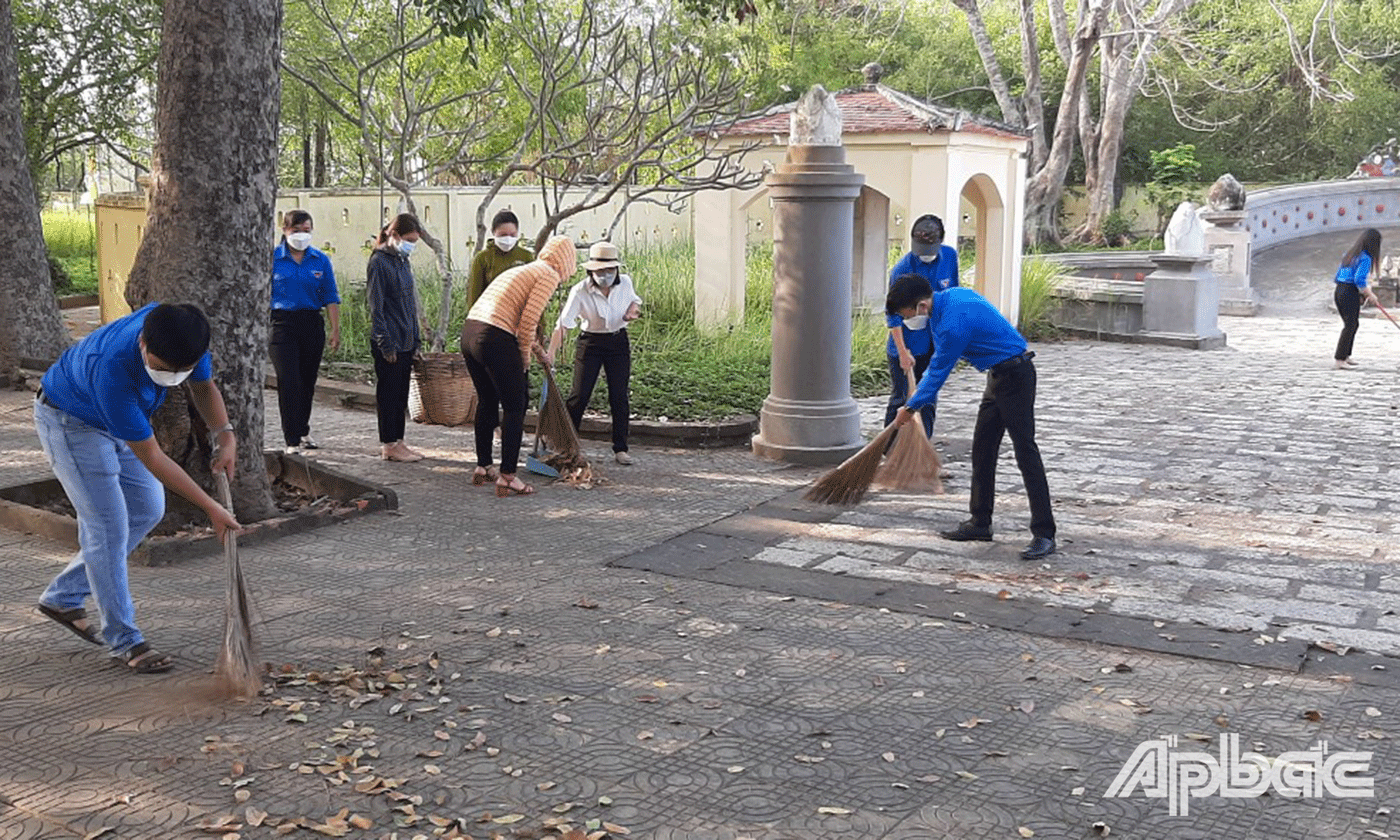 Ra quân vệ sinh khu di tích Lăng Hoàng Gia