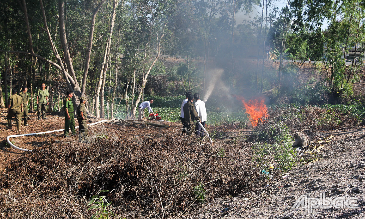 Lực lượng dân phòng xã Thạnh Tân (huyện Tân Phước) thực tập phương án chữa cháy tại chỗ.