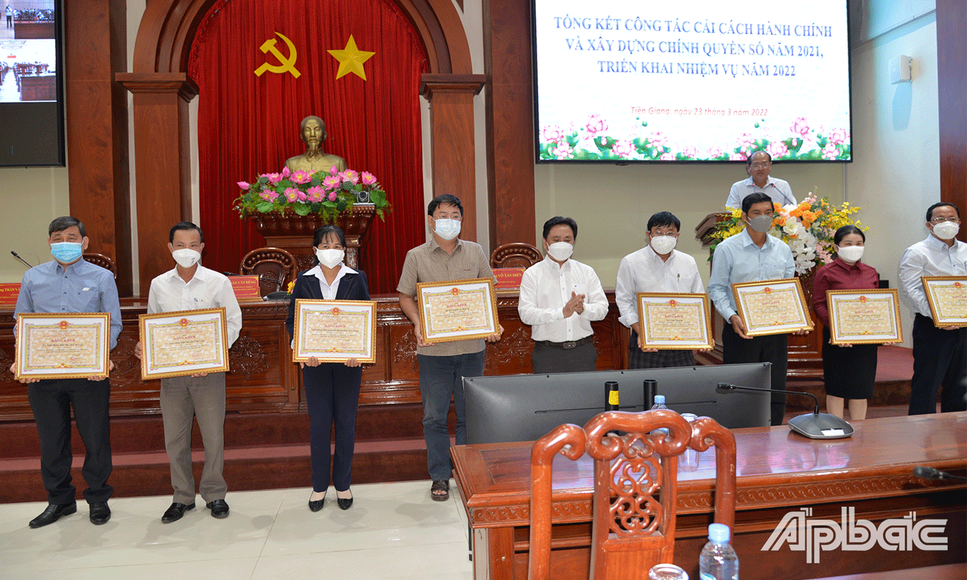 Đồng chí Trần Văn Dũng trao Bằng khen của UBND tỉnh cho các tập thể.