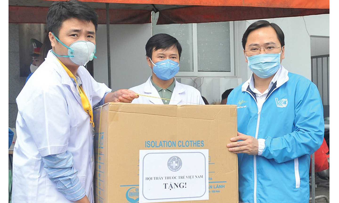 Bí thư thứ nhất Trung ương Đoàn TNCS Hồ Chí Minh Nguyễn Anh Tuấn trao quà cho các bác sĩ trong Chương trình 