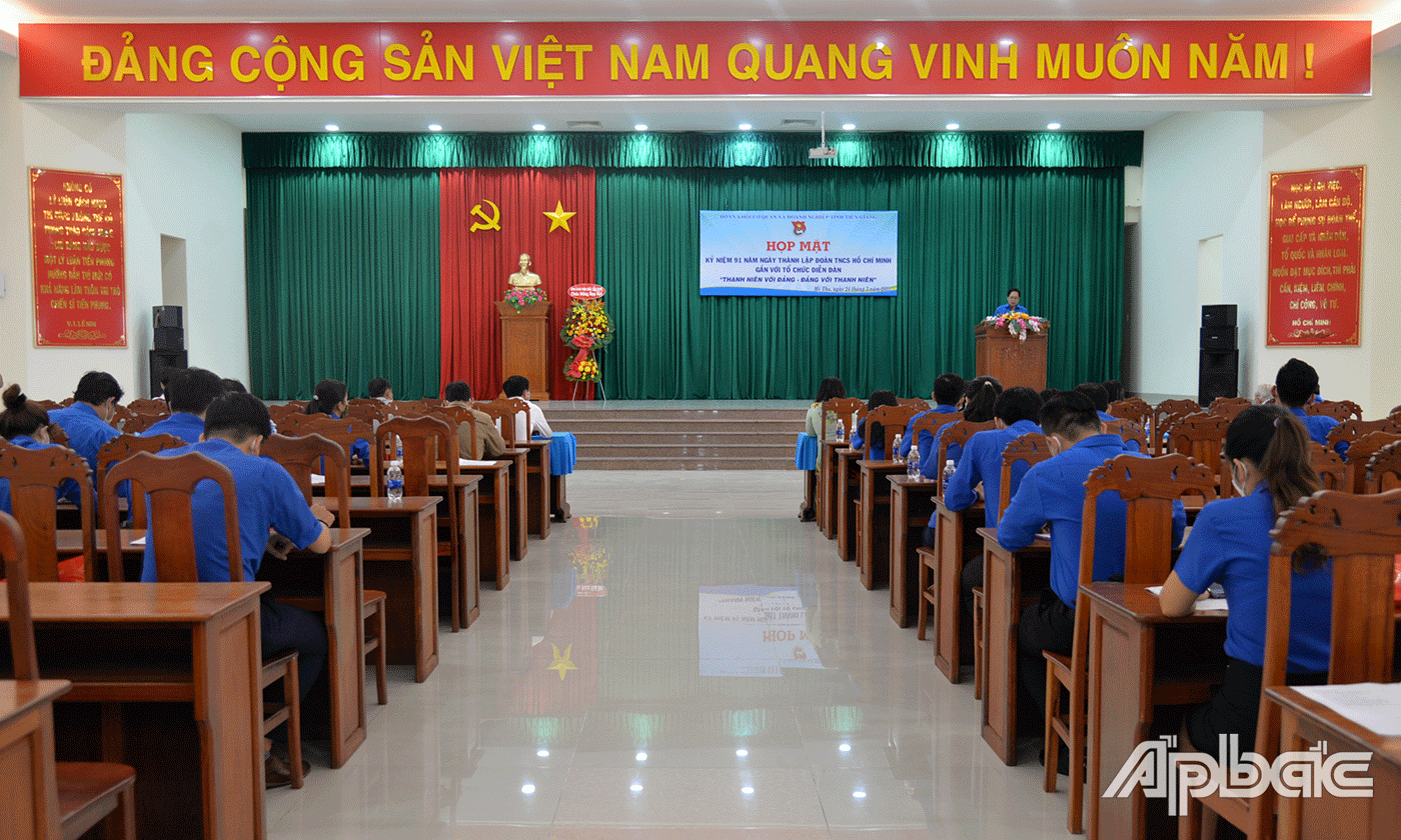 chí Bí thư Đoàn khối Nguyễn Xuân Phúc đã ôn lại truyền thống 91 năm Ngày thành lập Đoàn TNCS Hồ Chí Minh.