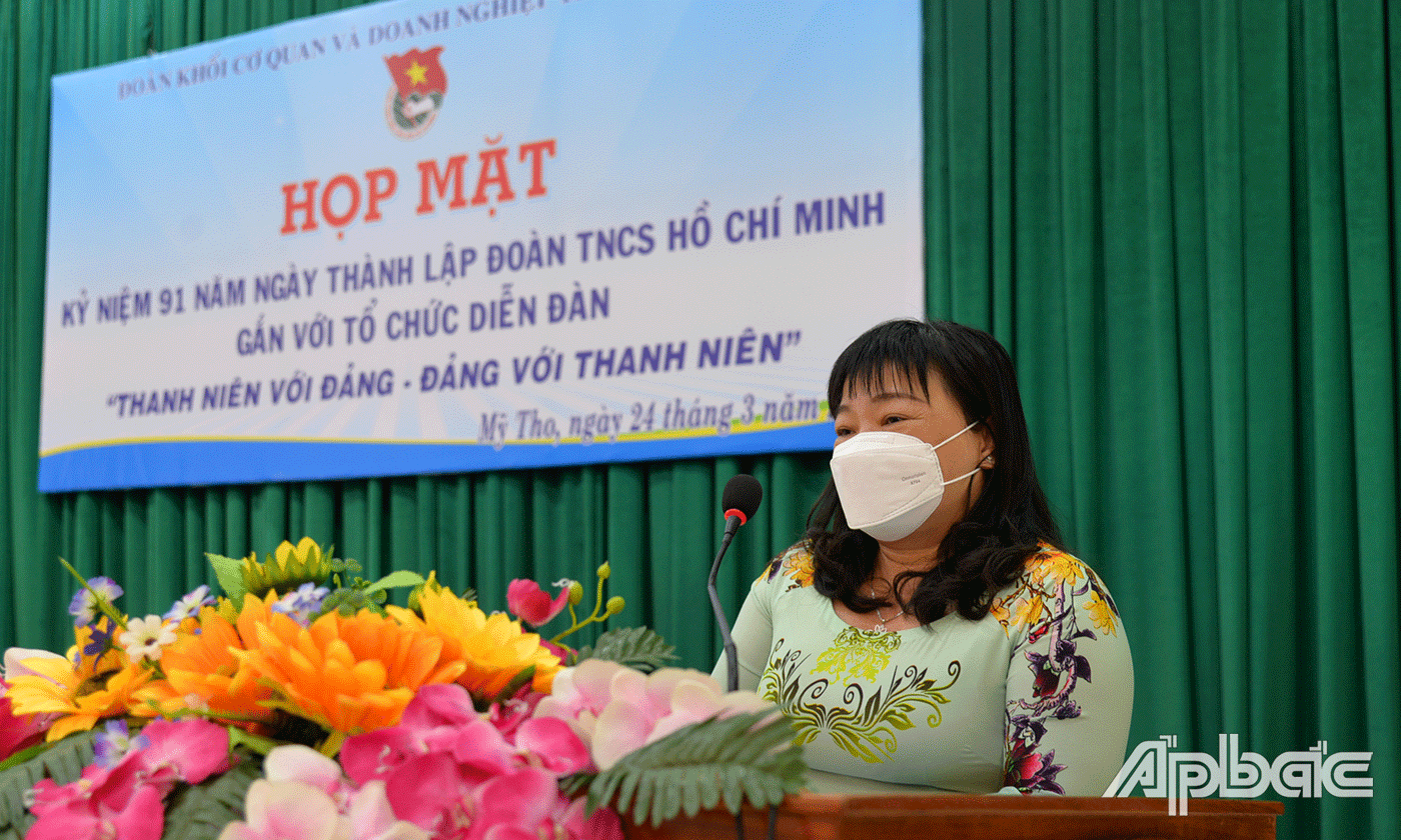 Bí thư Đảng ủy Khối Thái Ngọc Bảo Trâm phát biểu tại buổi họp mặt.