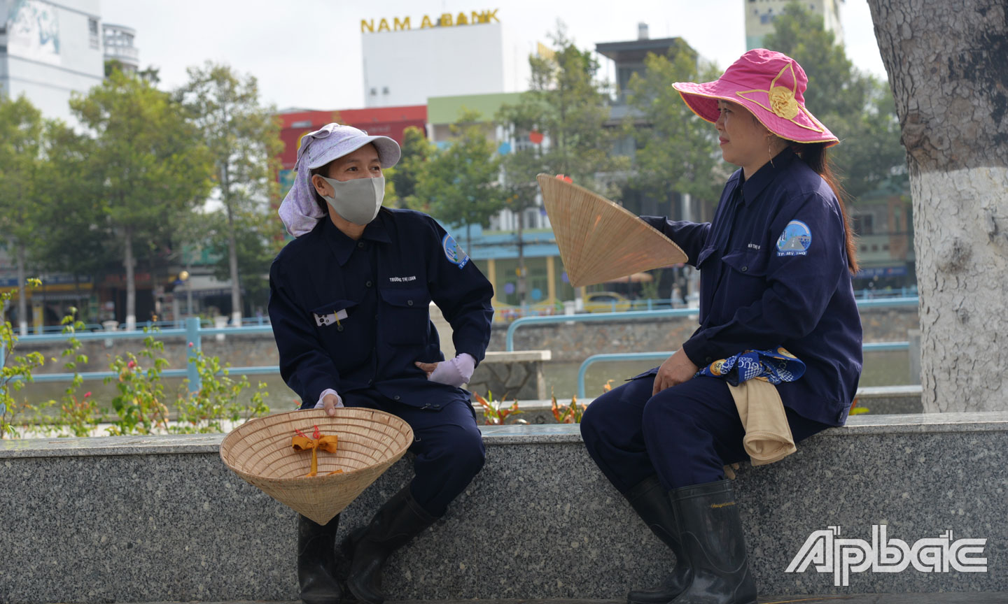Phút nghỉ ngơi hiếm hoi của chị Loan  và chị Hoa, các nữ công nhân  vệ sinh môi trường.
