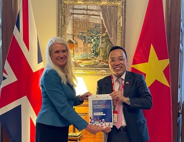 Amanda Milling, British Minister of State for Asia and the Middle East, and Vietnamese Ambassador Nguyen Hoang Long kick start the Vietnam Days in the UK on March 24. (Photo: VNA).