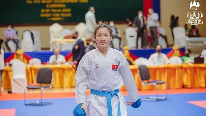 Hoang Thi My Tam continues to shine at the 2022 Southeast Asian Karate Championships. (Photo: Fanpage Cambodia 2023).