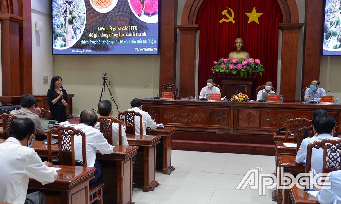 Các đại biểu làm việc tại Hội thảo.