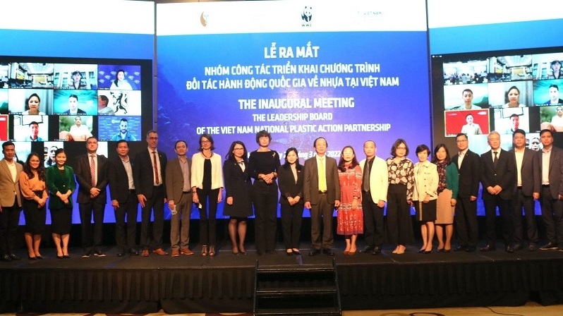 Leadership board of Vietnam National Plastic Action Partnership makes debut. (Photo: baotainguyenmoitruong.vn).