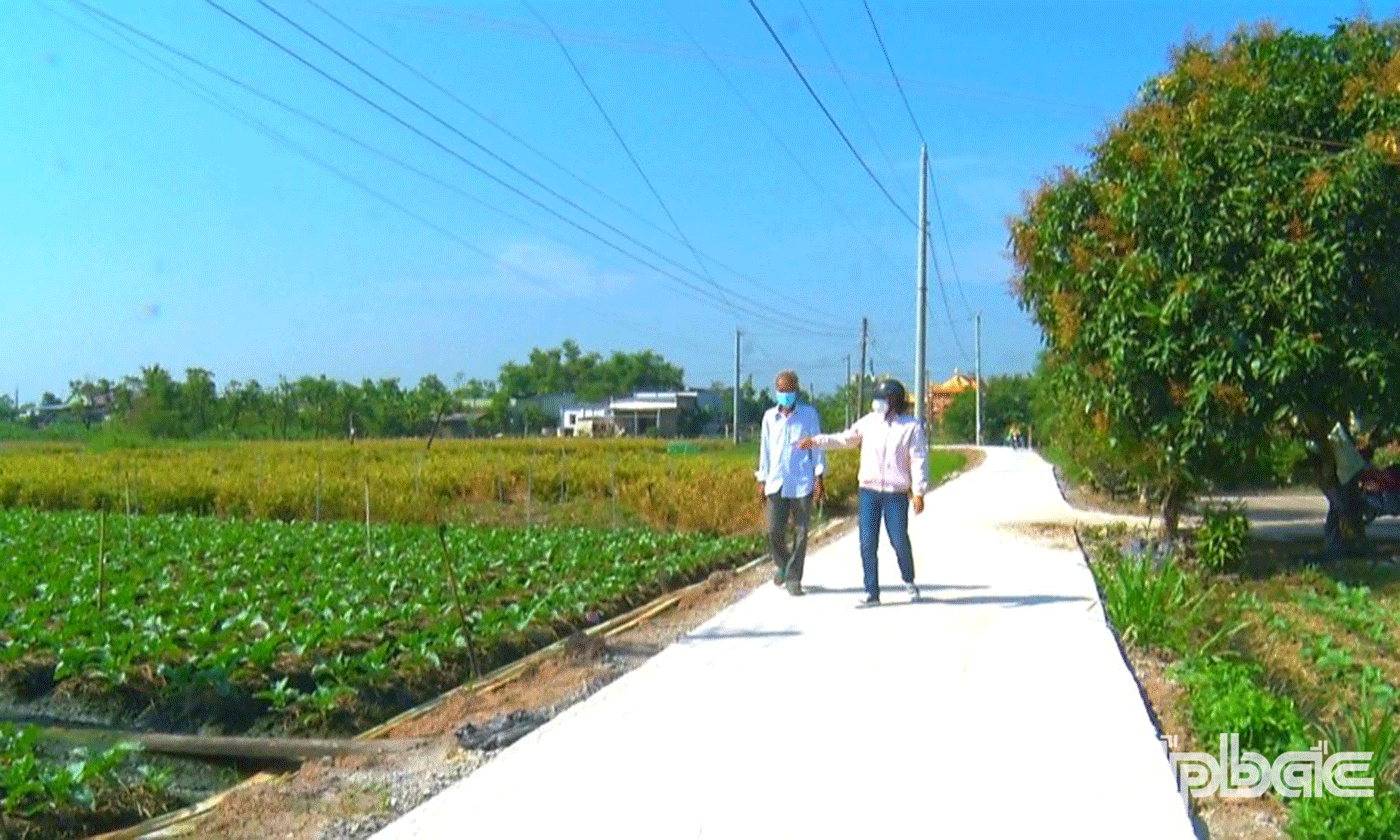 Nhiều hộ dân của xã Tân Tây tham gia hiến đất làm đường. Việc làm ý nghĩa đã tạo sự lan tỏa và đồng thuận trong nhân dân. Từ đó, nhiều tuyến đường của xã, liên xã, liên ấp được mở rộng bằng dal hóa hoặc bê tông hóa khang trang, đã góp phần thúc đẩy kinh tế - xã hội của địa phương ngày càng phát triển.