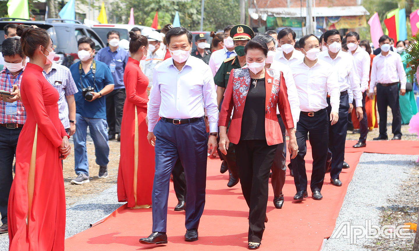 Lãnh đạo, nguyên lãnh đạo Trung ương và các địa phương tham dự Lễ khởi công cầu Rạch Miễu 2. 