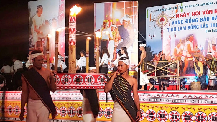 A fire procession of the Chu Ru ethnic group at the opening ceremony (Photo: baolamdong.vn).