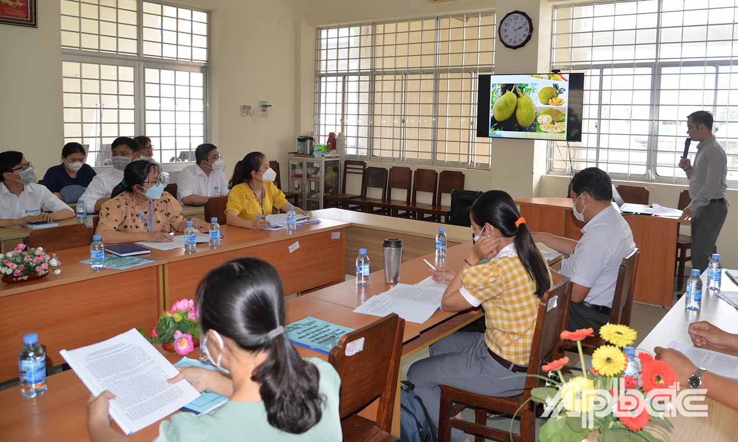 Các đại biểu phát biểu tham luận tại Hội thảo.