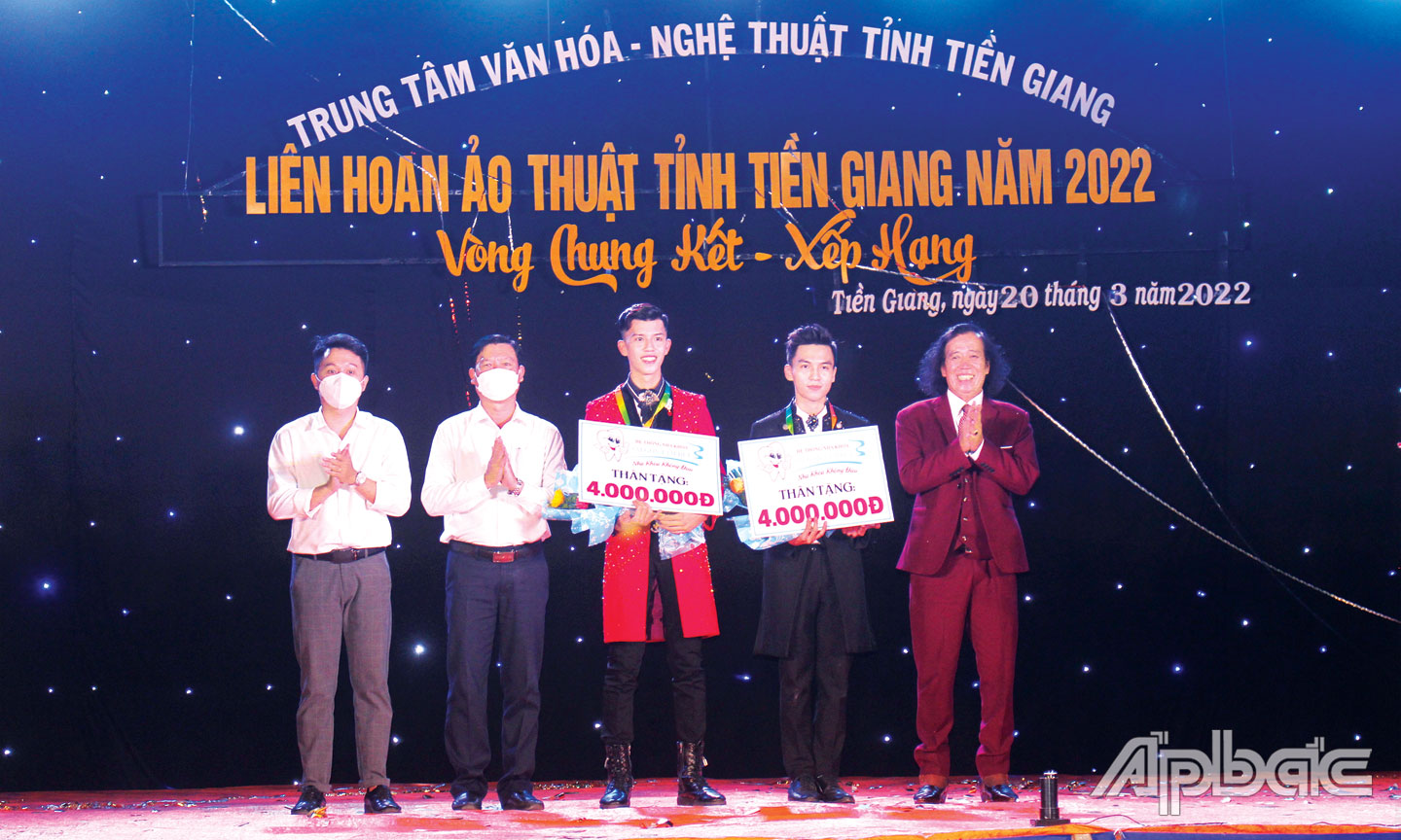 Ban Tổ chức Liên hoan Ảo thuật tỉnh Tiền Giang năm 2022 trao giải cho 2 thí sinh đoạt giải Nhất.