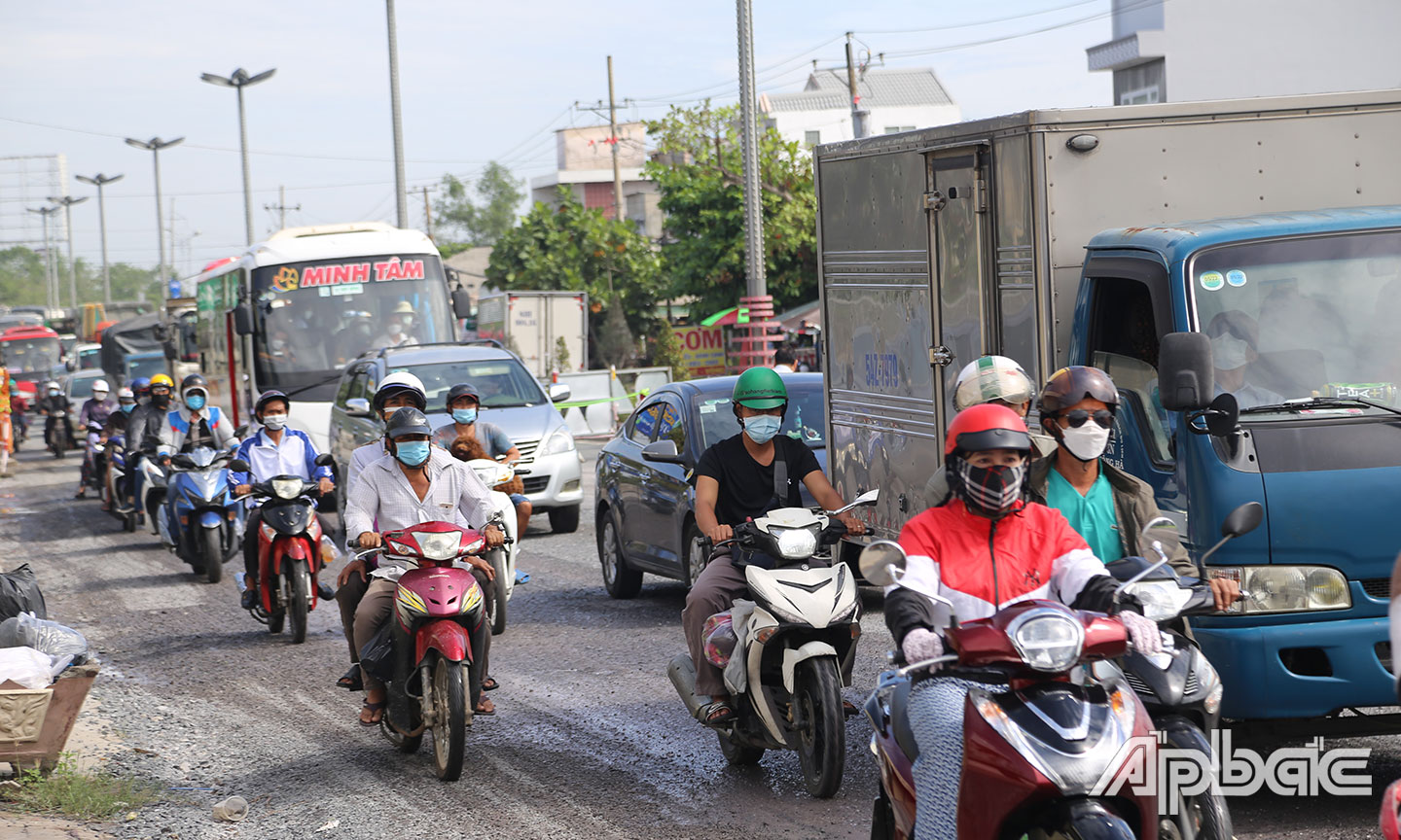 Các phương tiện nối qua đoạn đang thi công.