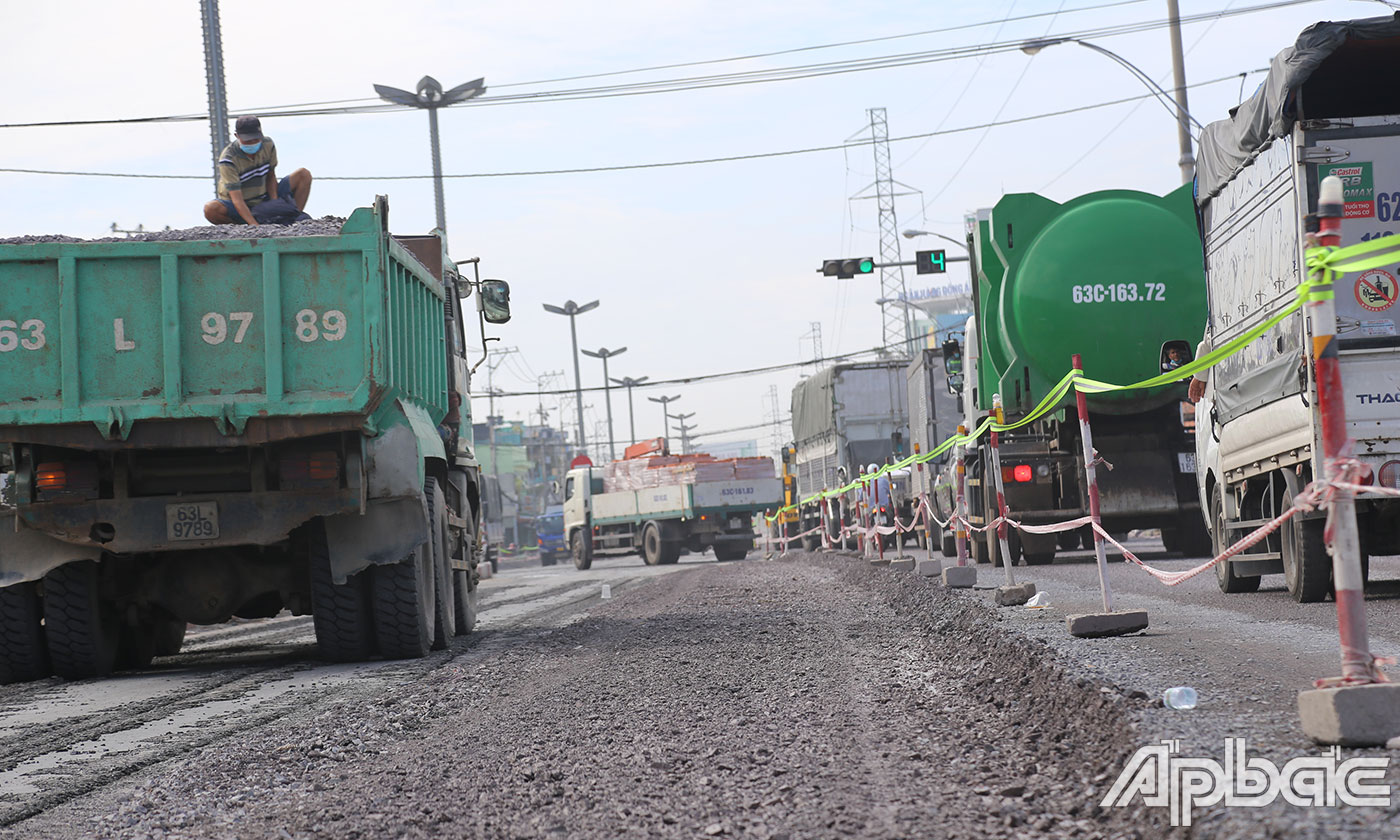 Các phương tiện tập trung đảm bảo thi công vượt  tiến độ chỉ trong 100 ngày. 