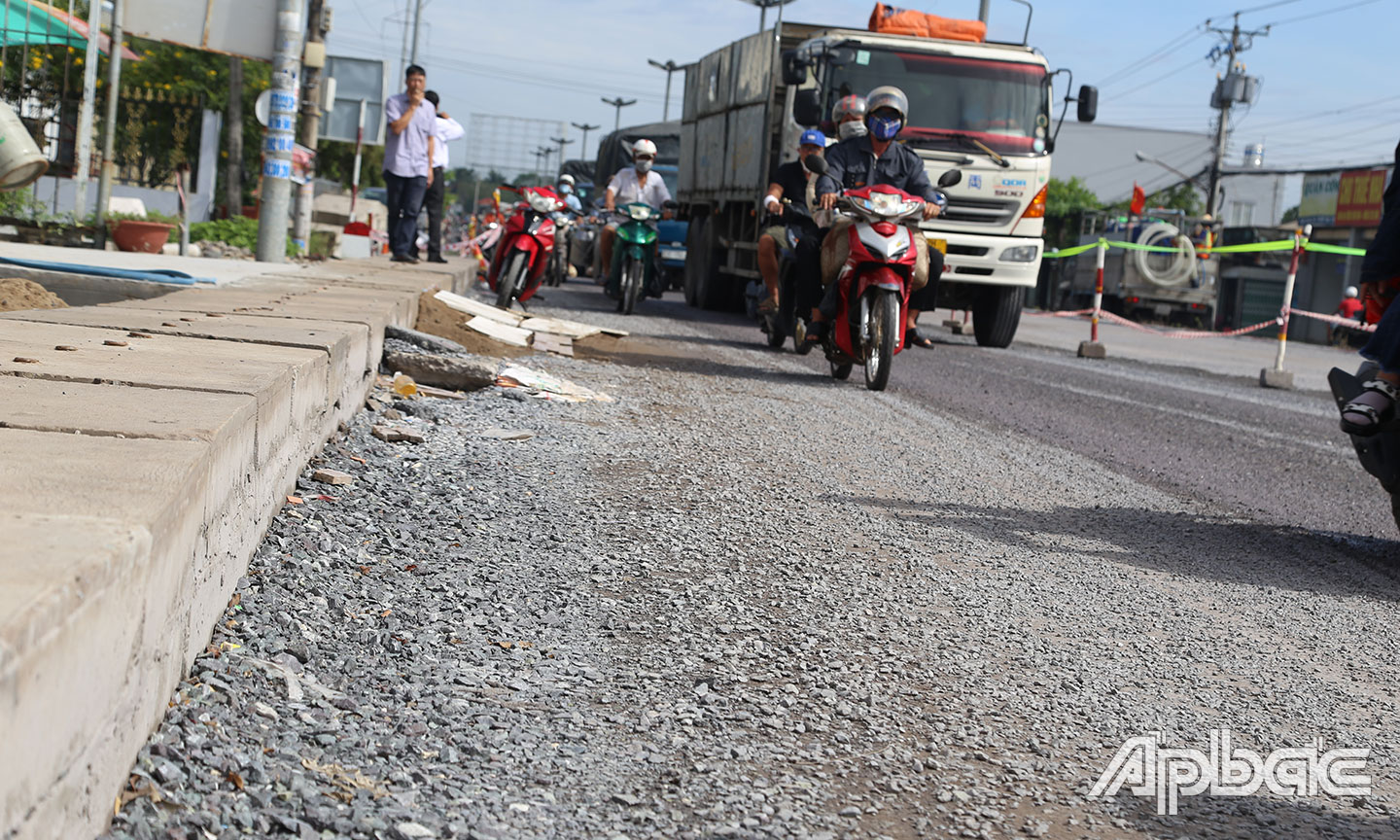 Các phương tiện di chuyển chậm do kẹt đèn tín hiệu tại ngã 3 quốc lộ 1 và quốc lộ 50.