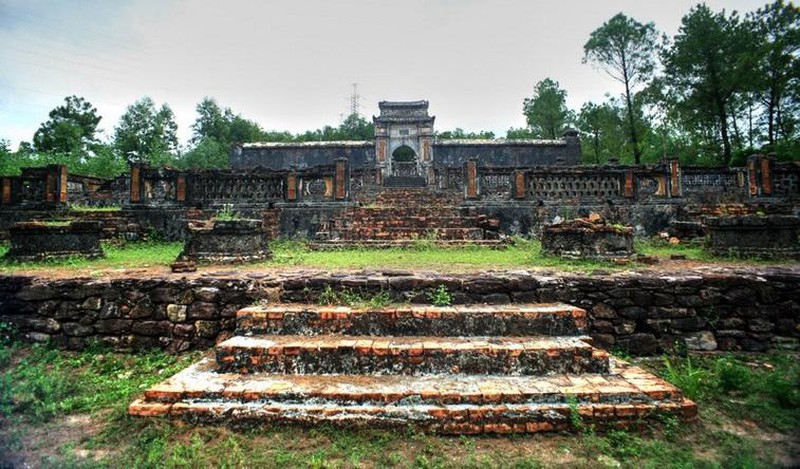 Khu Di tích Lăng mộ Hoàng thái hậu Từ Dụ ở xã Thủy Bảng, huyện Hương Thủy, tỉnh Thừa Thiên  Huế.
