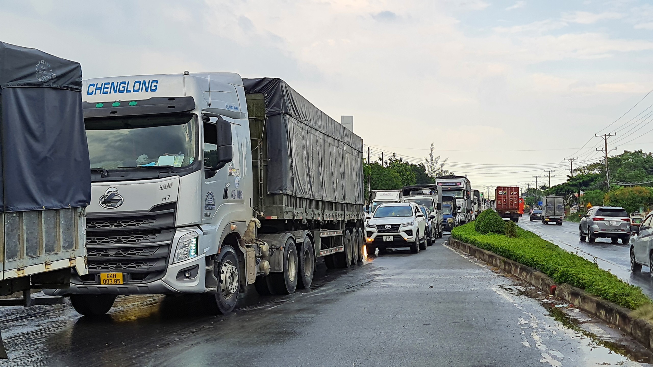 Tai nạn làm giao thông ùn ứ