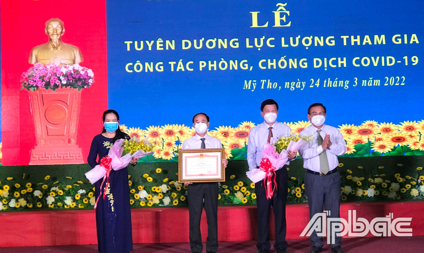 Phó Bí thư Thường trực Tỉnh ủy, Chủ tịch HĐND tỉnh Võ Văn Bình trao Bằng khen của Thủ tướng Chính phủ tặng Ban Chỉ đạo phòng, chống dịch Covid-19 TP. Mỹ Tho. 