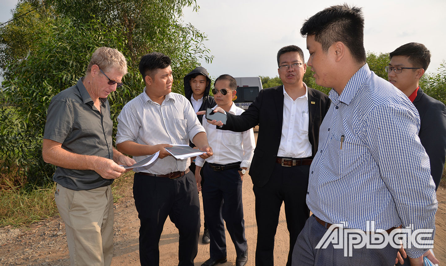 Kiều bào và các doanh nghiệp nước ngoài khảo sát cơ hội đầu tư tại Tiền Giang. 