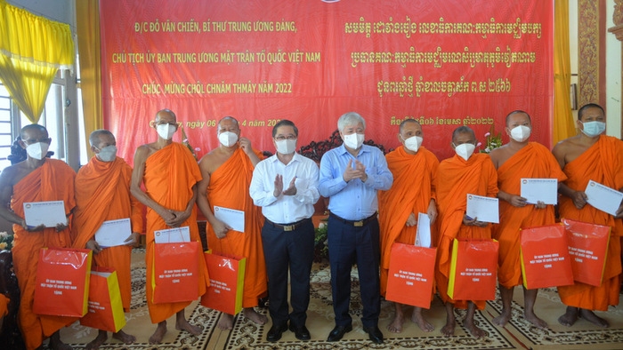 President of the Vietnam Fatherland Front Central Committee Do Van Chien presents gifts to Khmer Theravada Buddhist dignitaries and followers in O Mon district, Can Tho city. (Photo: NDO).