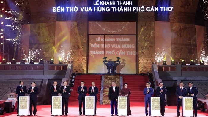 President Nguyen Xuan Phuc and other leaders and former leaders of the Party and State at the inauguration ceremony of Hung Kings Temple in Can Tho. (Photo: VNA).