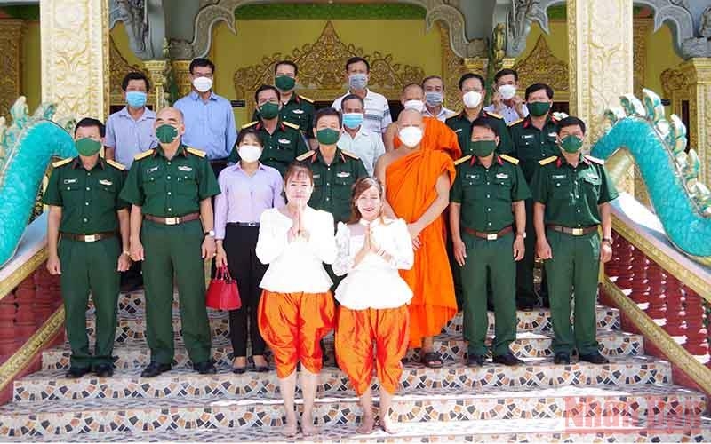 The delegation poses for a photo with dignitaries and the Management Board of Som Rong Pagoda.