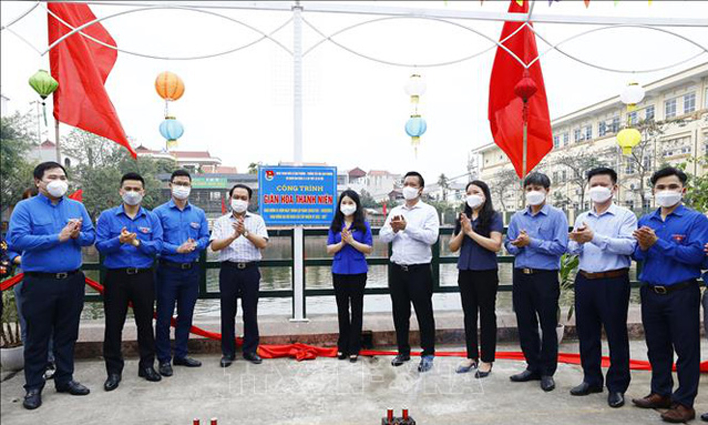 Đồng chí Chu Hồng Minh, Bí thư Thành đoàn Hà Nội cùng các đại biểu gắn biển công trình giàn hoa thanh niên trong Tháng Thanh niên 2022. Ảnh: TTXVN