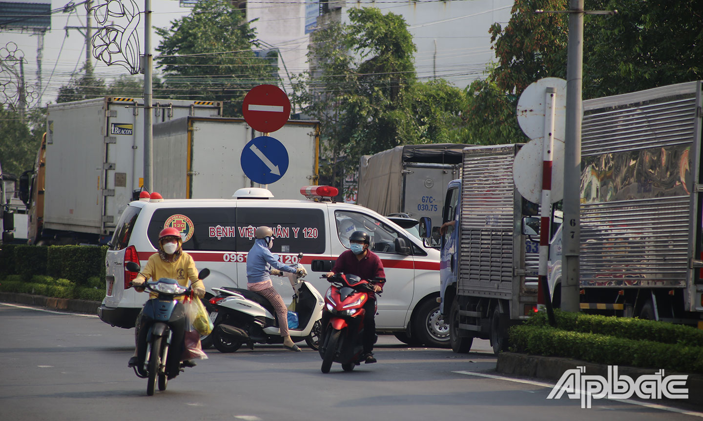 ...và xe cấp cứu cũng gặp tình trạng tương tự.