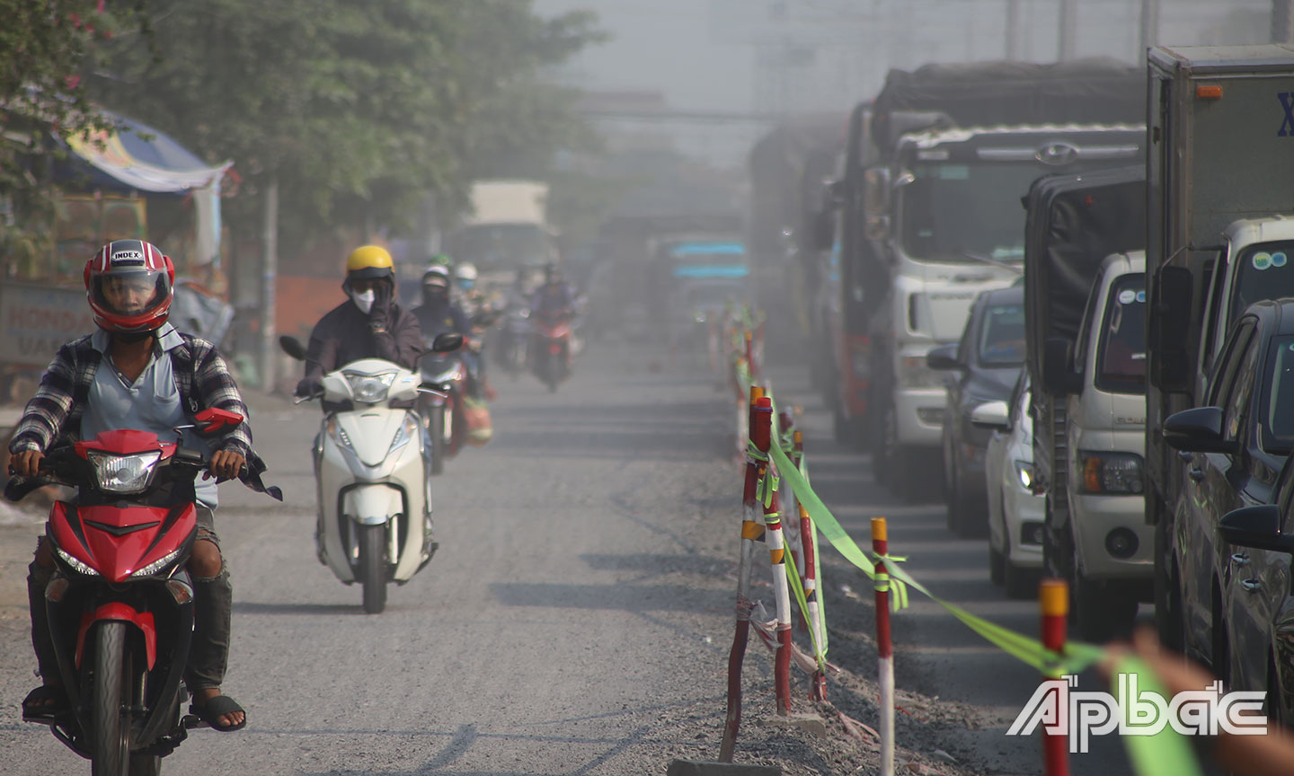 Các phương tiện cần thận trong khi qua đoạn đường đang thi công trên quốc lộ 1 (đoạn vòng xoay Trung Lương-cầu Bến Chùa). 