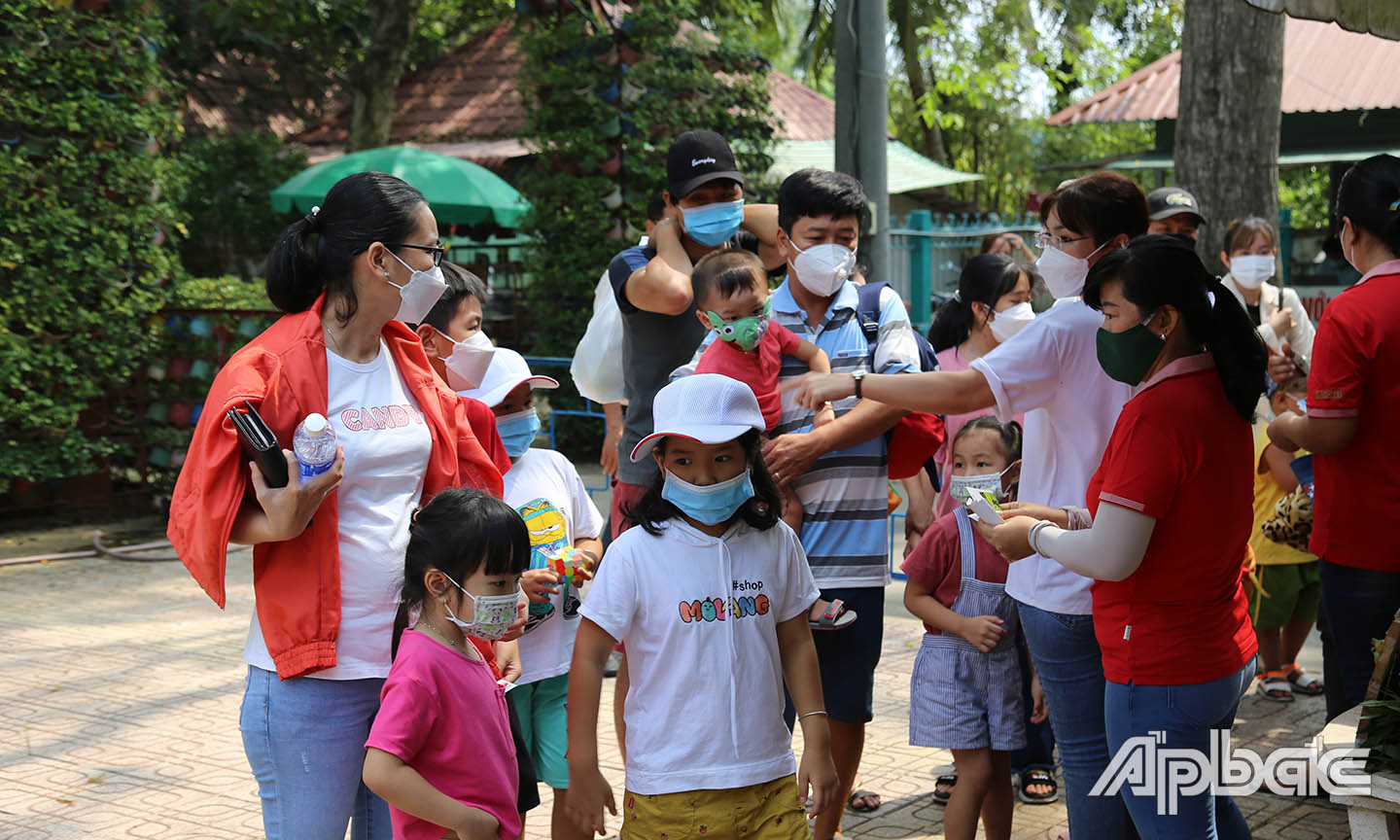 Hàng ngàn du khách mỗi ngày đến Trại rắn Đồng Tâm trong kỳ nghỉ Lễ Giỗ tổ Hùng Vương.