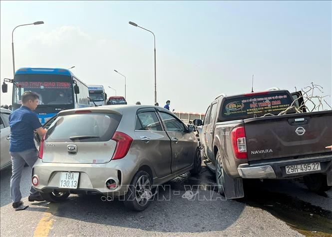 Hiện trường vụ tai nạn giữa hai xe ô tô trên cầu Lạc Quần (Nam Định) chiều 8/4/2022. Ảnh: Văn Đạt/TTXVN