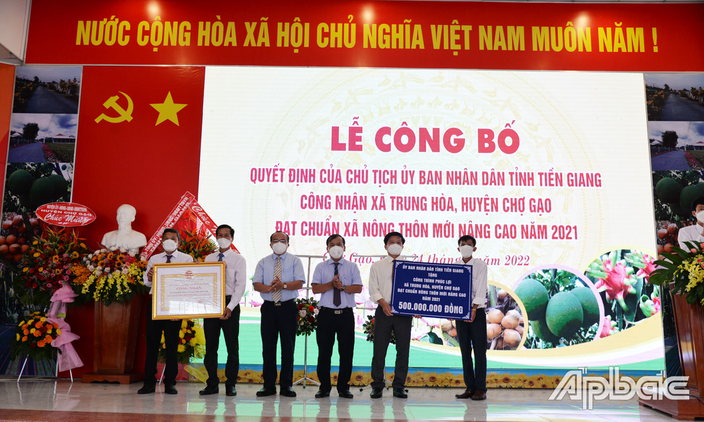 Xã Trung Hòa nhận Bằng công nhận đạt chuẩn NTM nâng cao và Bảng tượng trưng tặng công trình phúc lợi của UBND tỉnh. 