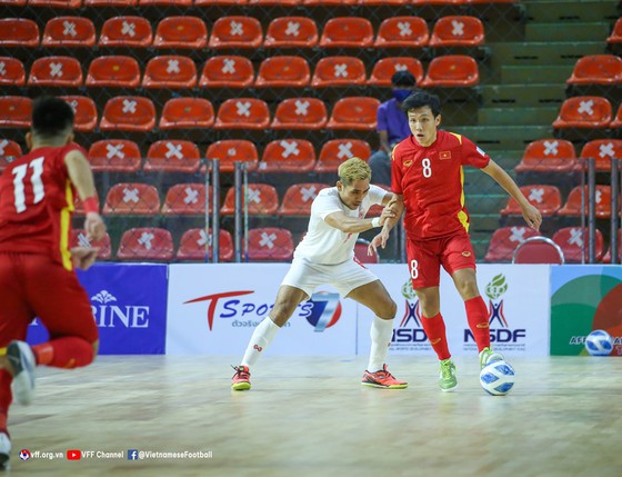 Minh Trí là cầu thủ sút quả luân lưu cuối cùng, giúp futsal Việt Nam đánh bại Myanmar.