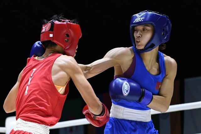 Nguyen Thi Tam (right) wins Vietnam’s first gold medal, in the women’s 51kg class, at the Thailand Open International Boxing Tournament. (Photo: Asian Boxing Confederation).