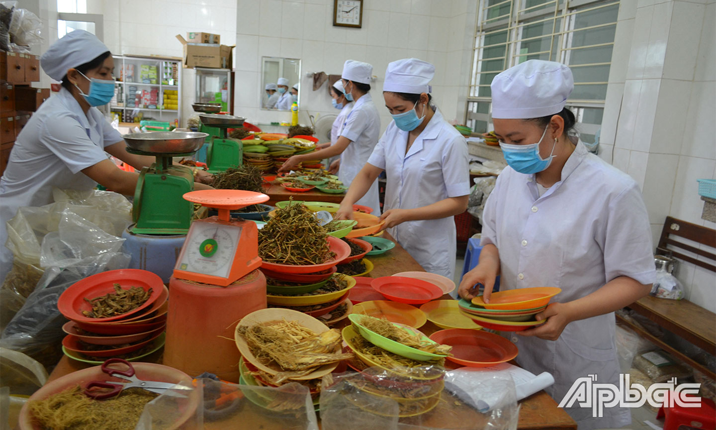 Ngày càng có nhiều người dân tin tưởng việc điều trị bệnh bằng YHCT.